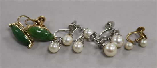 A pair of 14ct gold and jadeite earclips and three pairs of gold and cultured pearl earclips, 14ct white gold(2) and 9ct.